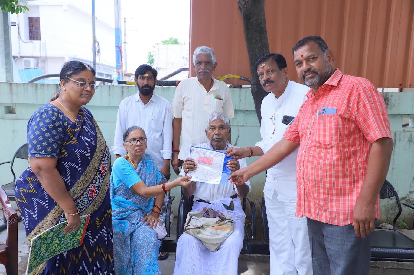 Elderly couple donate Rs.7 lakhs to Vemulawada temple
