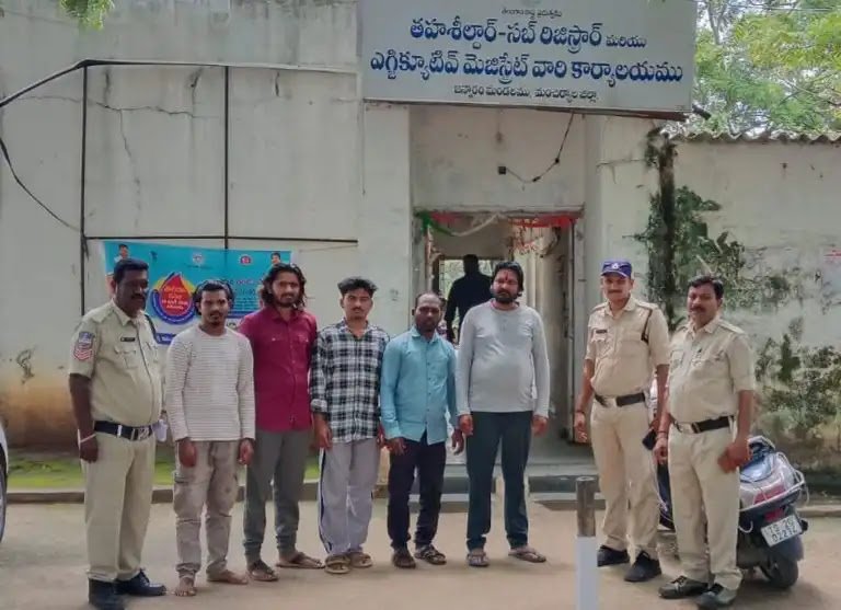 Jannaram Forest Division officials caught timber smugglers