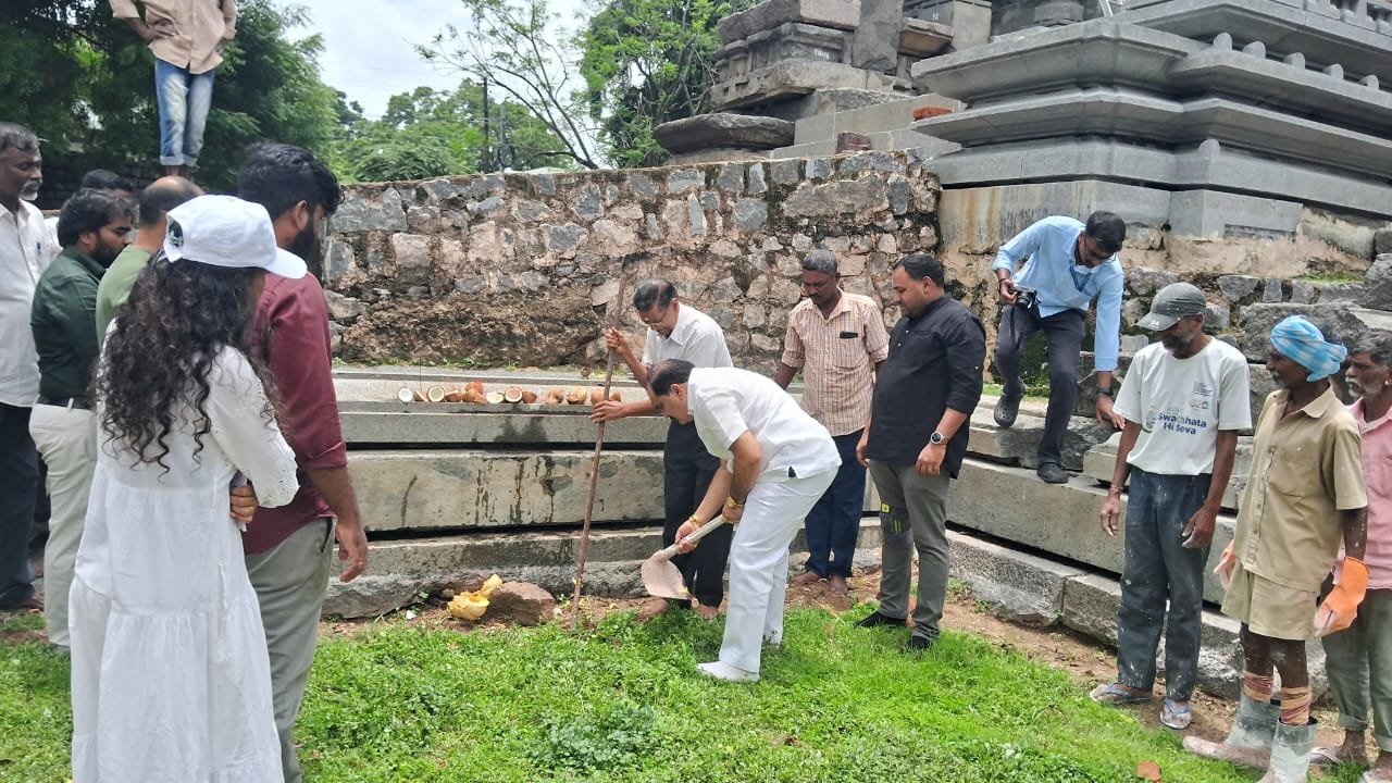 ASI officials at Thousand Pillar Temple